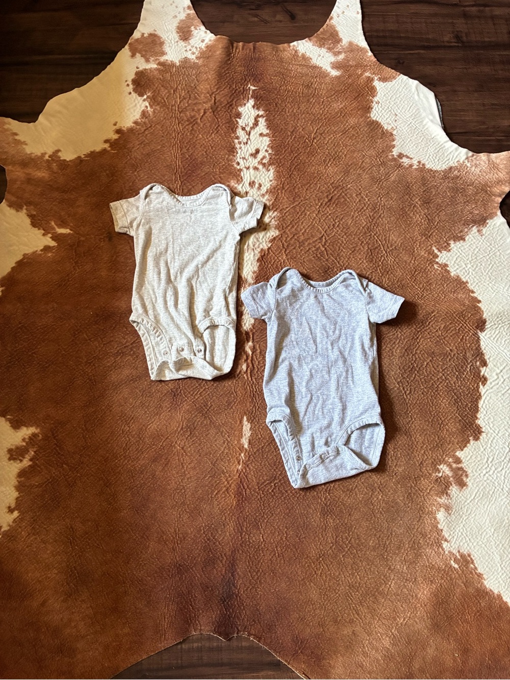 Amazon baby bodysuits 
size 18 month 
Like new